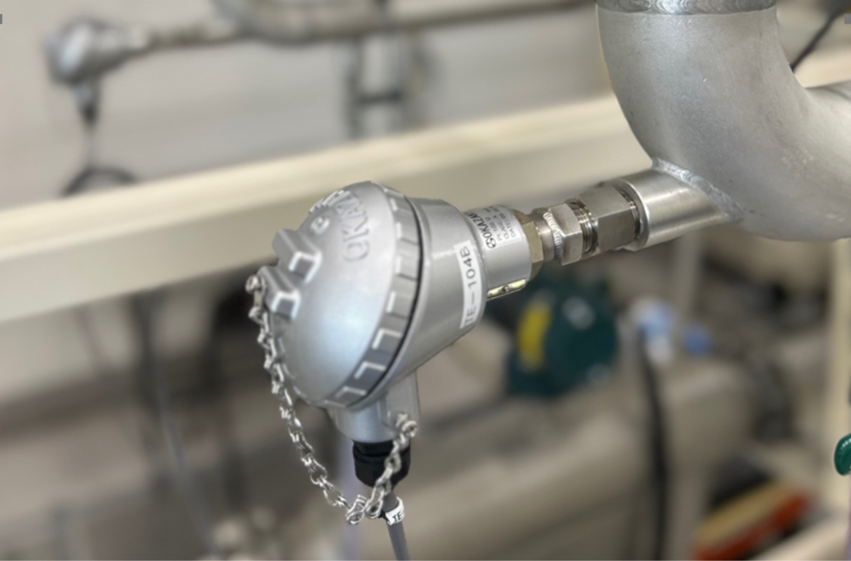 製造設備に温度センサーが１本設置されている。