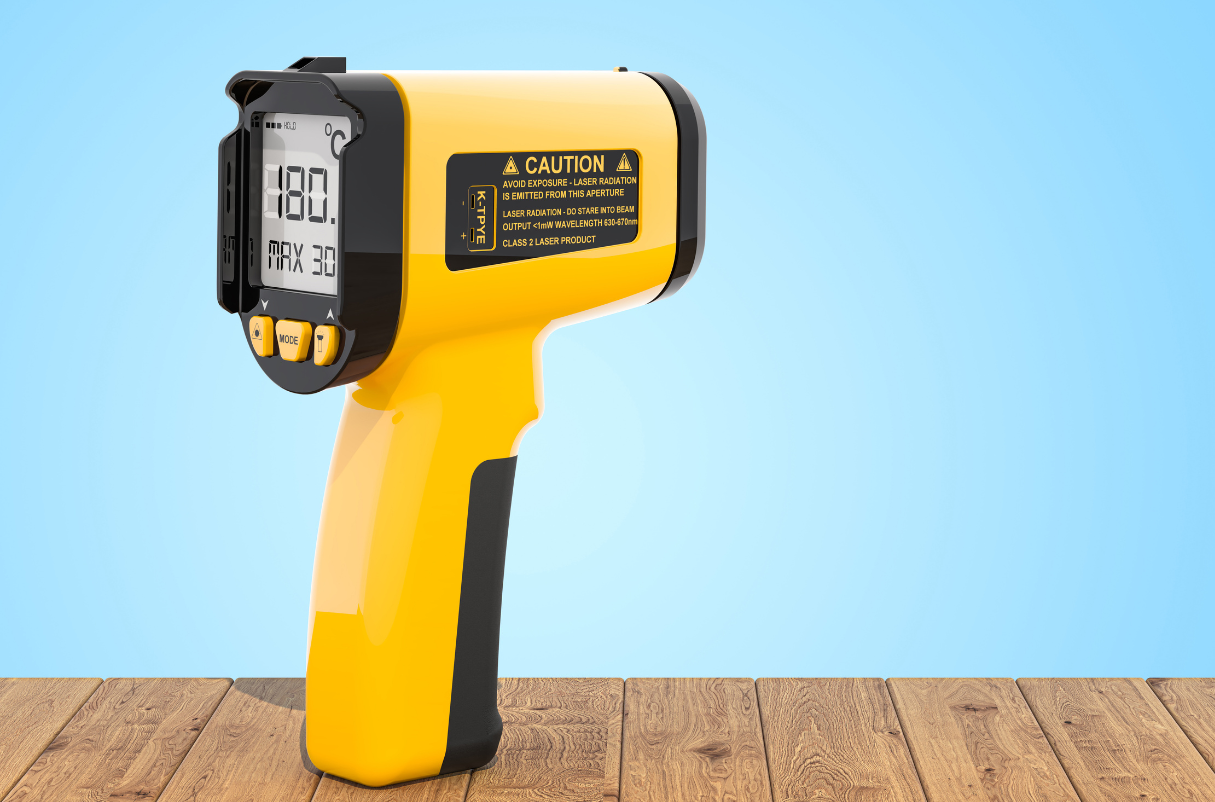 黄色の放射温度計が木の机の上に立っている